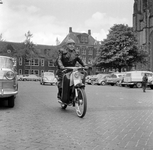 125568 Afbeelding van een bromfietser op het Domplein te Utrecht.